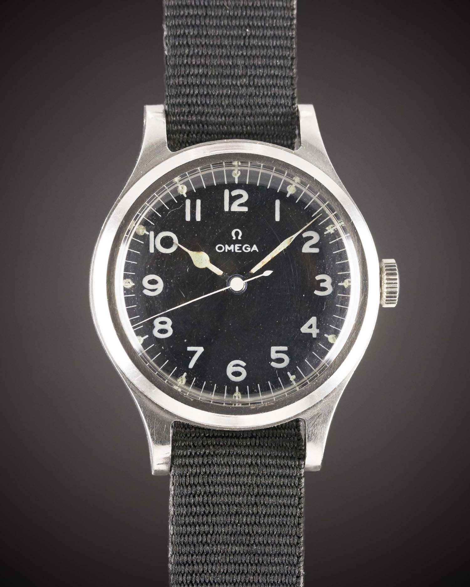 A GENTLEMAN'S STAINLESS STEEL BRITISH MILITARY OMEGA RAF PILOTS WRIST WATCH DATED 1956, WITH BLACK