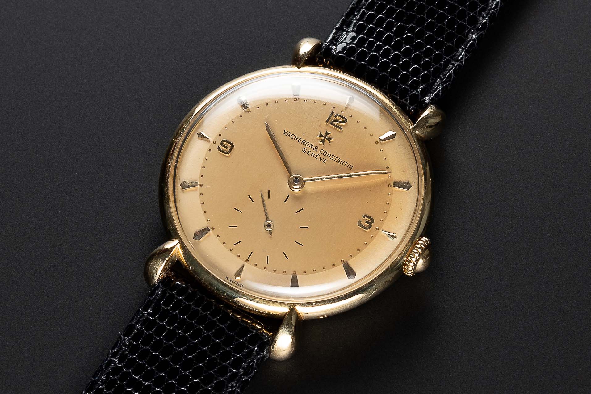 A RARE GENTLEMAN'S LARGE SIZE 18K SOLID GOLD VACHERON & CONSTANTIN WRIST WATCH CIRCA 1950, REF. 4126