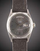 A GENTLEMAN'S 18K SOLID WHITE GOLD ROLEX OYSTER PERPETUAL DAY DATE WRIST WATCH DATED 1976, REF. 1803