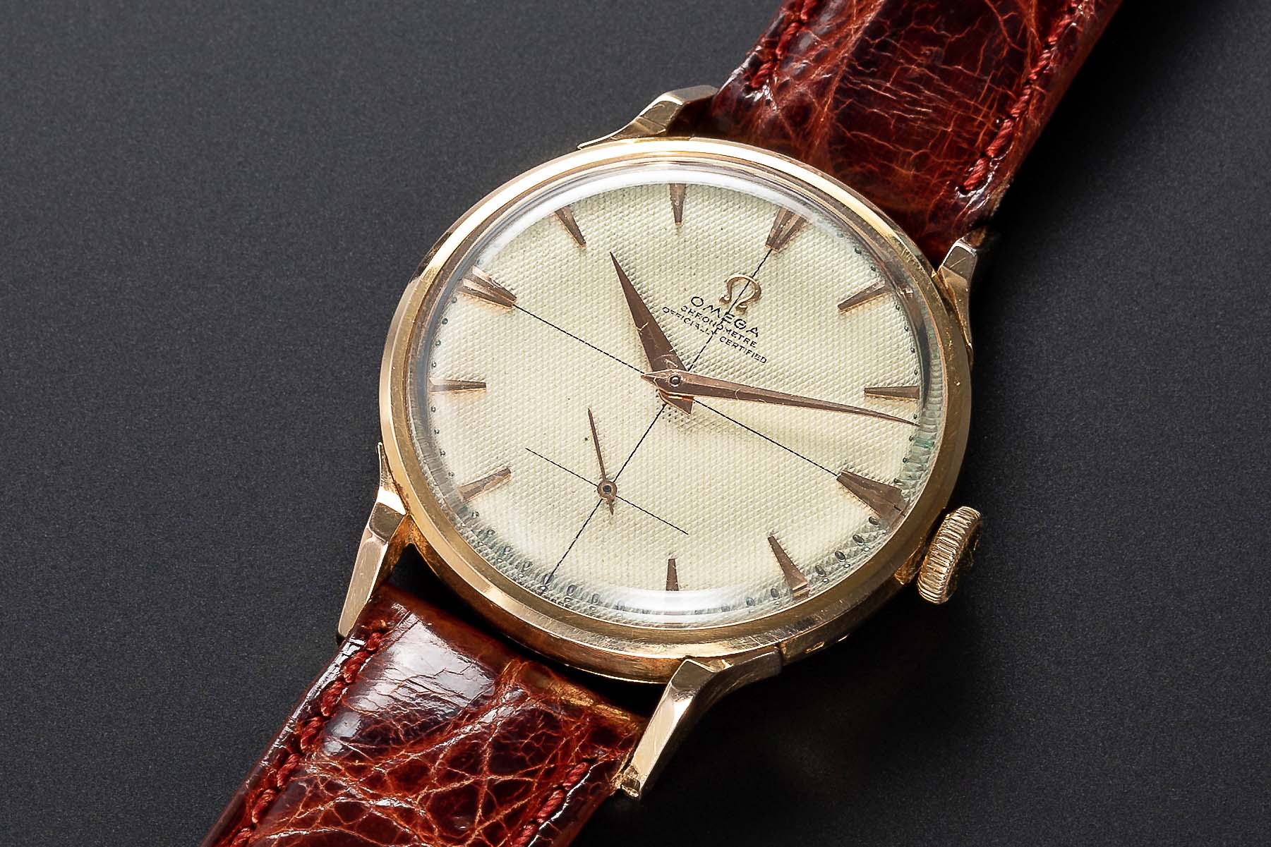 A RARE GENTLEMAN'S 18K SOLID ROSE GOLD OMEGA CHRONOMETRE OFFICIALLY CERTIFIED WRIST WATCH CIRCA