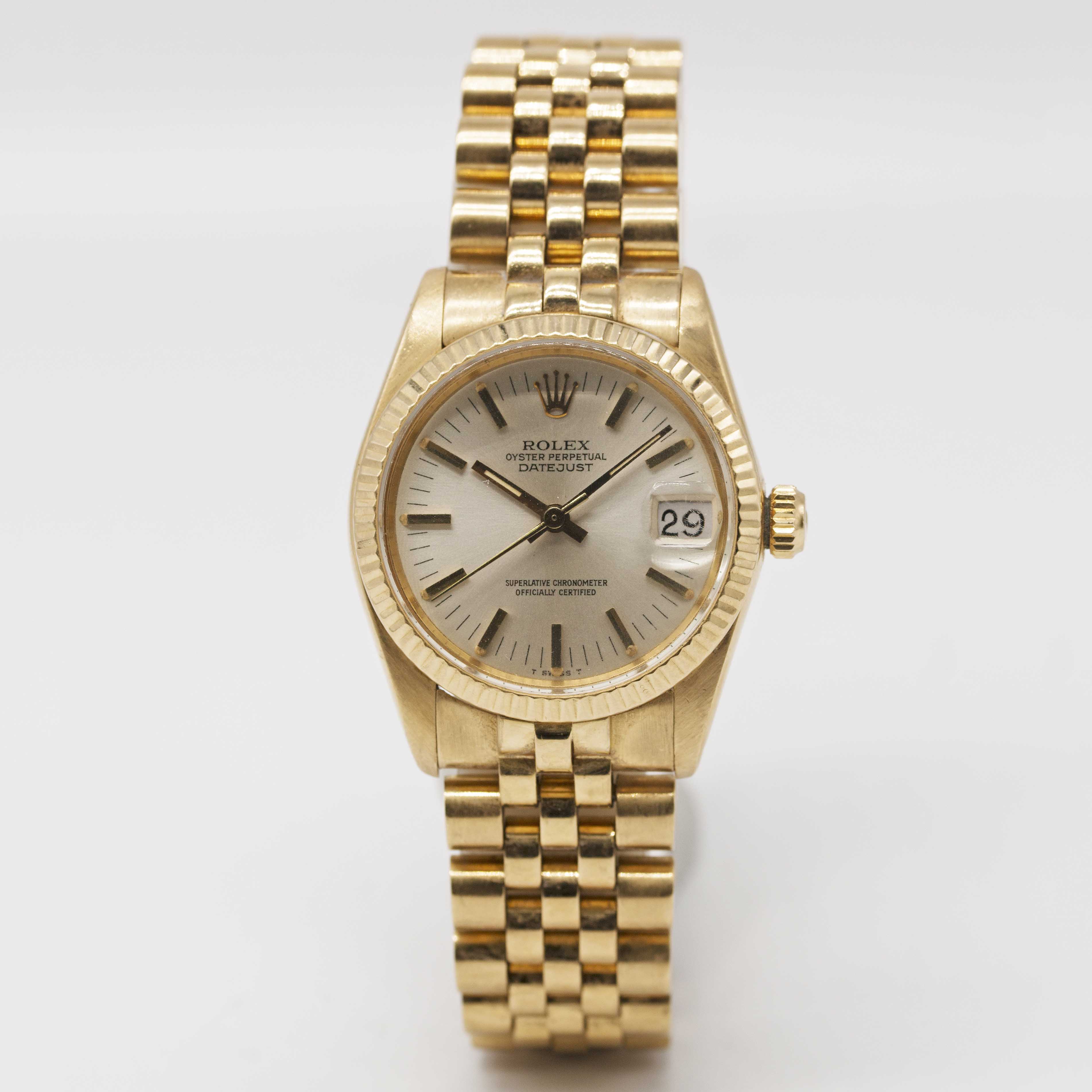 A MID SIZE 18K SOLID GOLD ROLEX OYSTER PERPETUAL DATEJUST BRACELET WATCH CIRCA 1979, REF. 6827 - Image 2 of 6