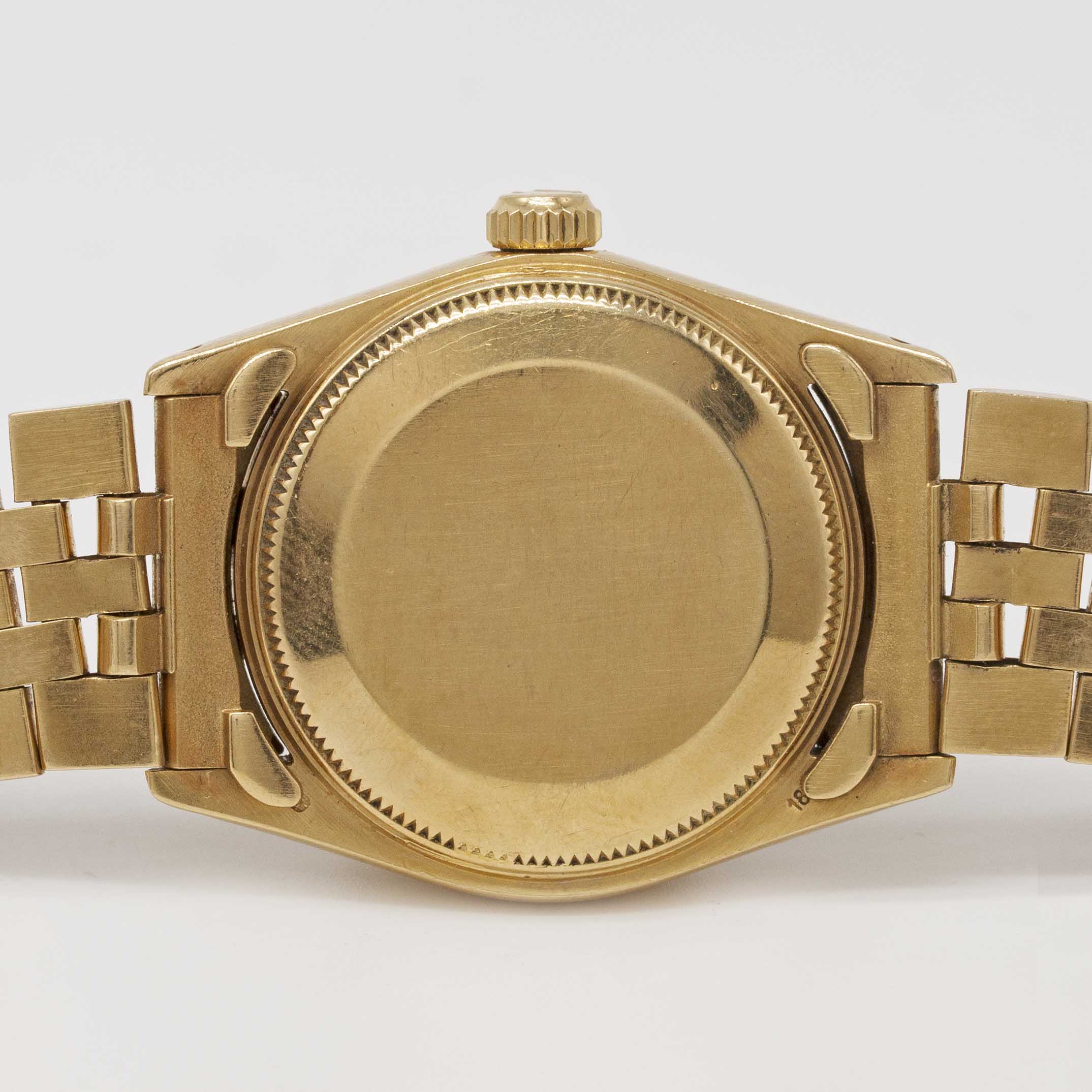 A MID SIZE 18K SOLID GOLD ROLEX OYSTER PERPETUAL DATEJUST BRACELET WATCH CIRCA 1979, REF. 6827 - Image 5 of 6