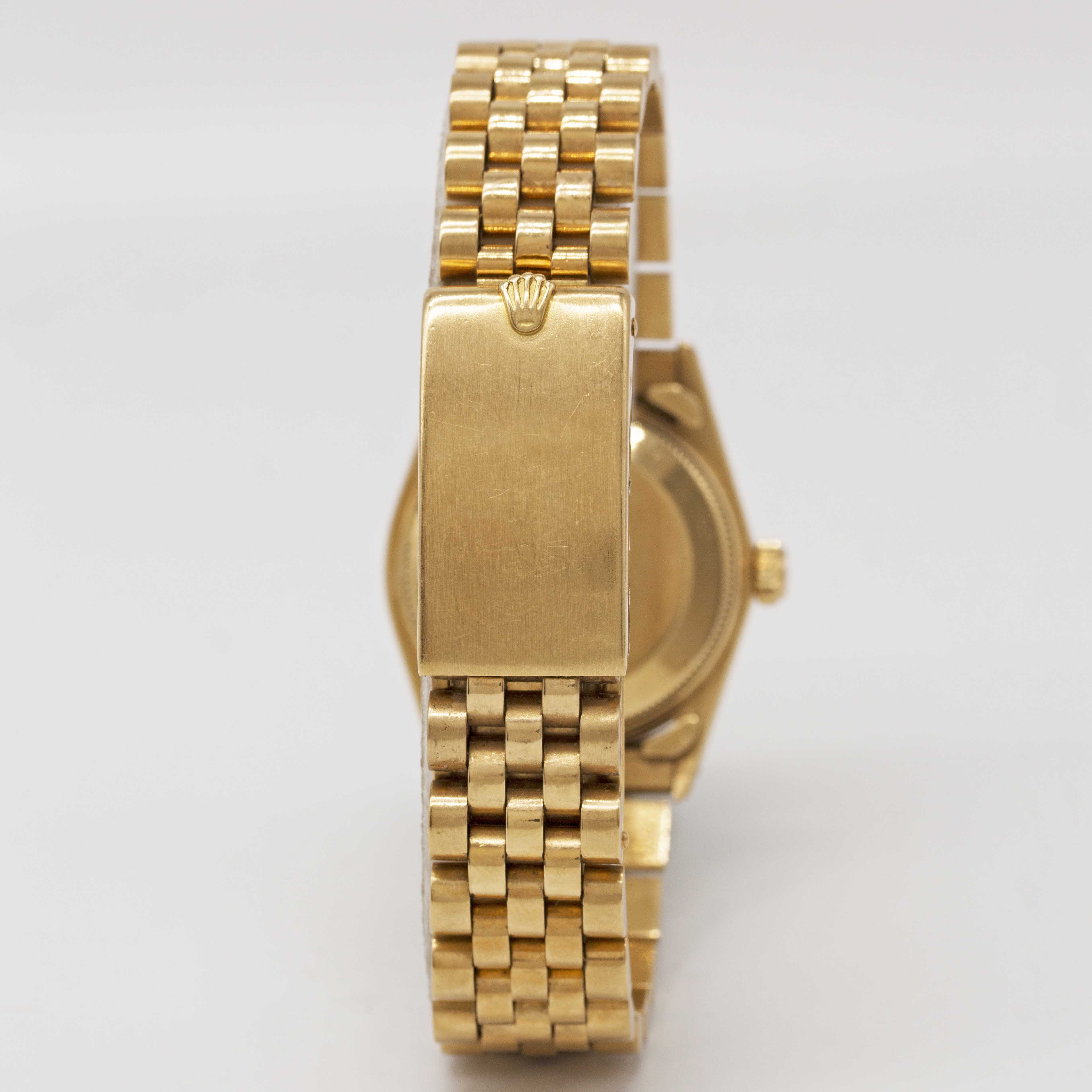 A MID SIZE 18K SOLID GOLD ROLEX OYSTER PERPETUAL DATEJUST BRACELET WATCH CIRCA 1979, REF. 6827 - Image 4 of 6