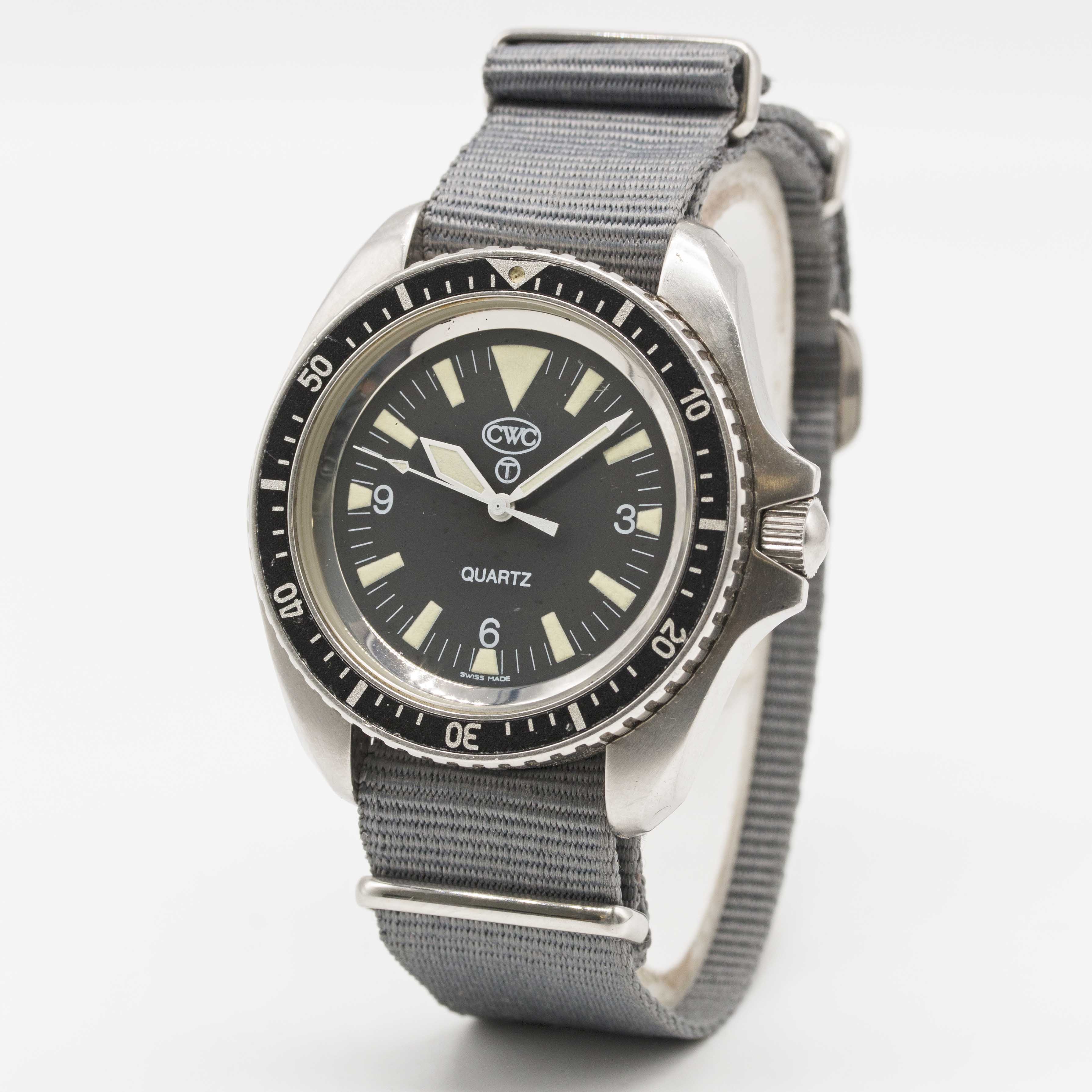 A GENTLEMAN'S STAINLESS STEEL BRITISH MILITARY ISSUED CWC QUARTZ ROYAL NAVY DIVERS WRIST WATCH DATED - Image 3 of 5