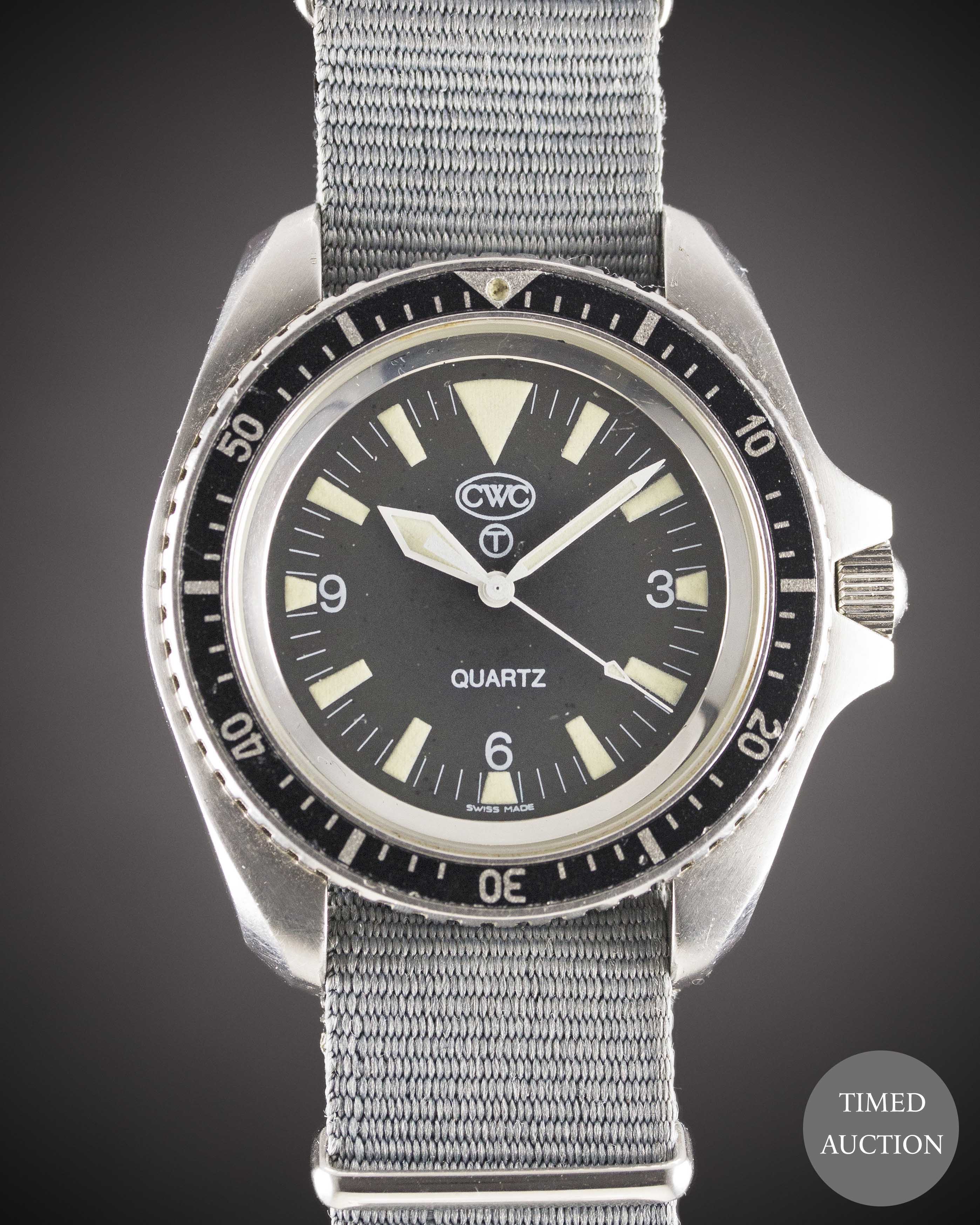 A GENTLEMAN'S STAINLESS STEEL BRITISH MILITARY ISSUED CWC QUARTZ ROYAL NAVY DIVERS WRIST WATCH DATED