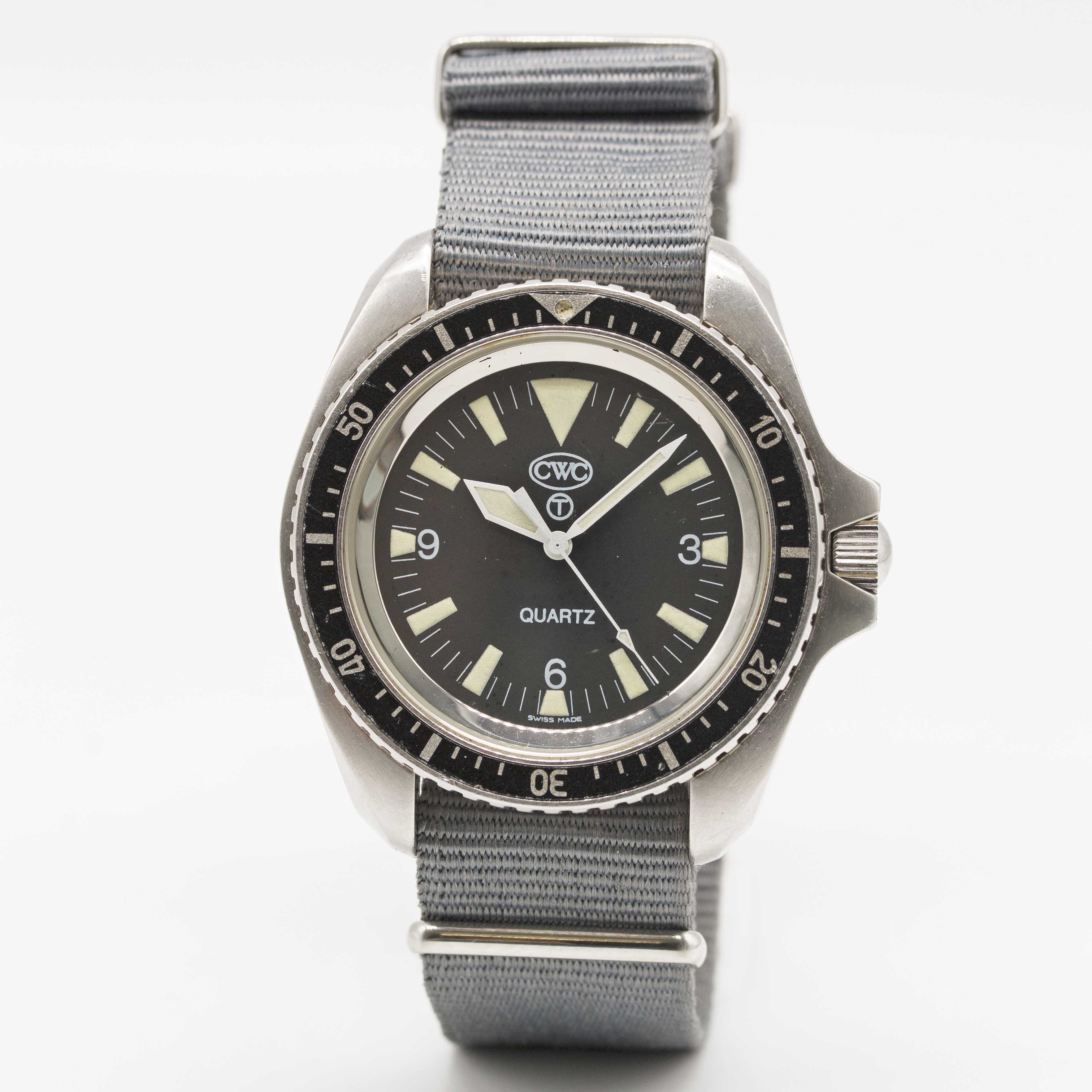 A GENTLEMAN'S STAINLESS STEEL BRITISH MILITARY ISSUED CWC QUARTZ ROYAL NAVY DIVERS WRIST WATCH DATED - Image 2 of 5