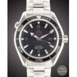 A GENTLEMAN'S STAINLESS STEEL OMEGA SEAMASTER PROFESSIONAL PLANET OCEAN CO AXIAL CHRONOMETER