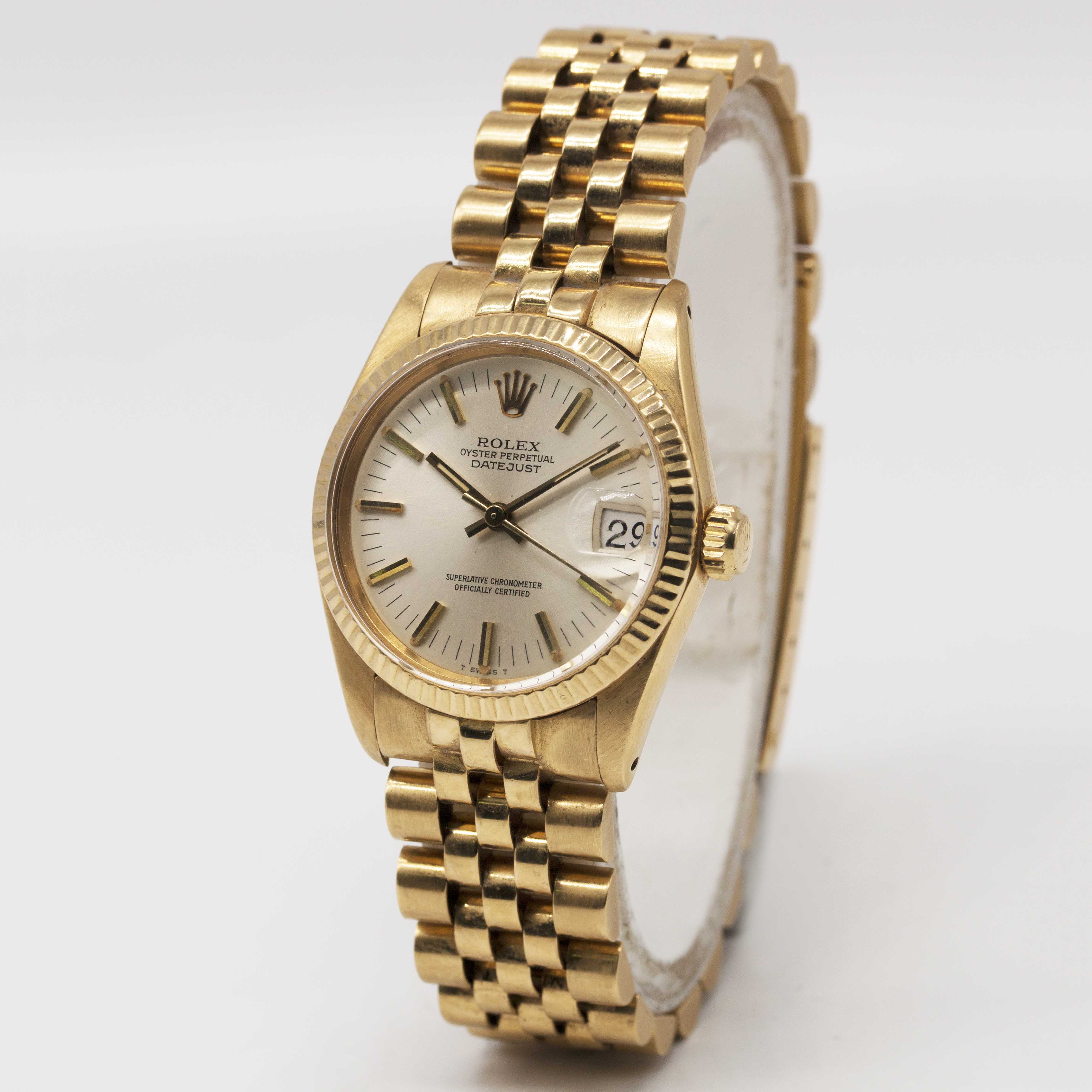 A MID SIZE 18K SOLID GOLD ROLEX OYSTER PERPETUAL DATEJUST BRACELET WATCH CIRCA 1979, REF. 6827 - Image 3 of 6