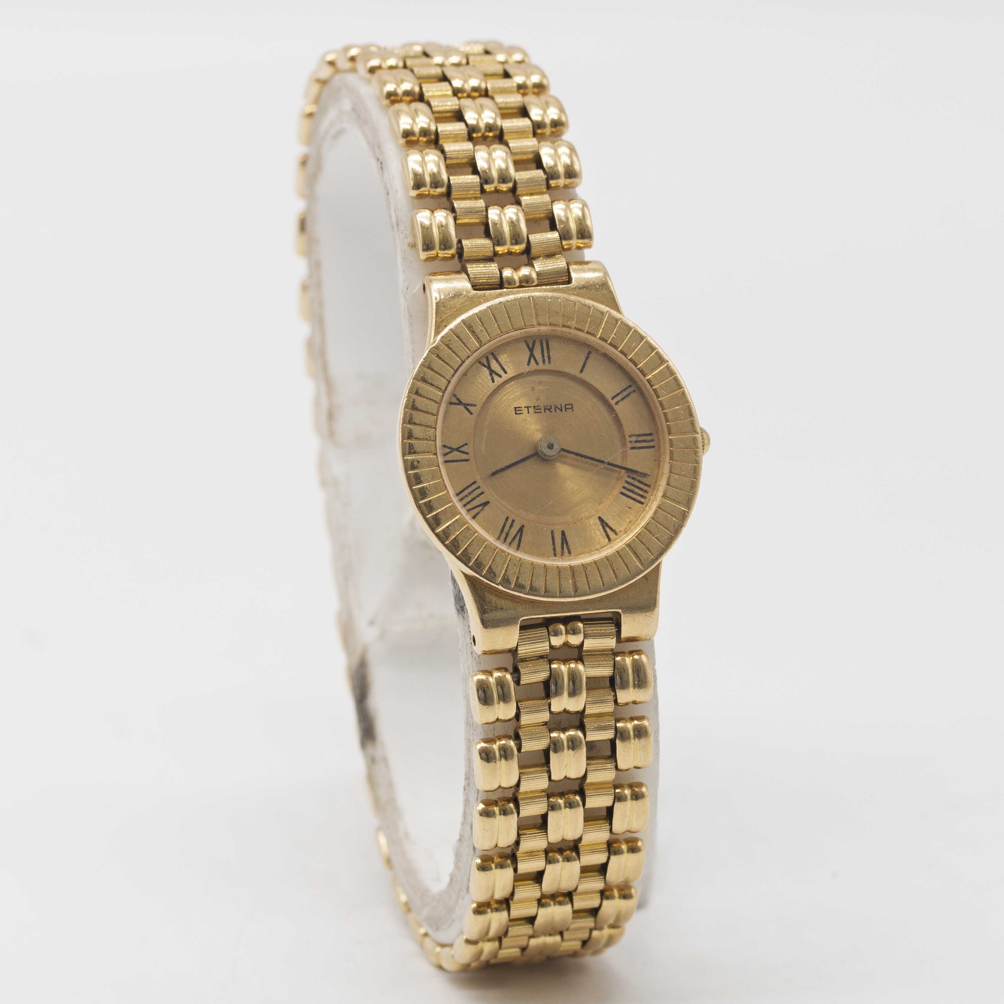 A LADIES 18K SOLID GOLD ETERNA BRACELET WATCH CIRCA 1990s Movement: Quartz, signed Eterna. Case: - Image 4 of 5