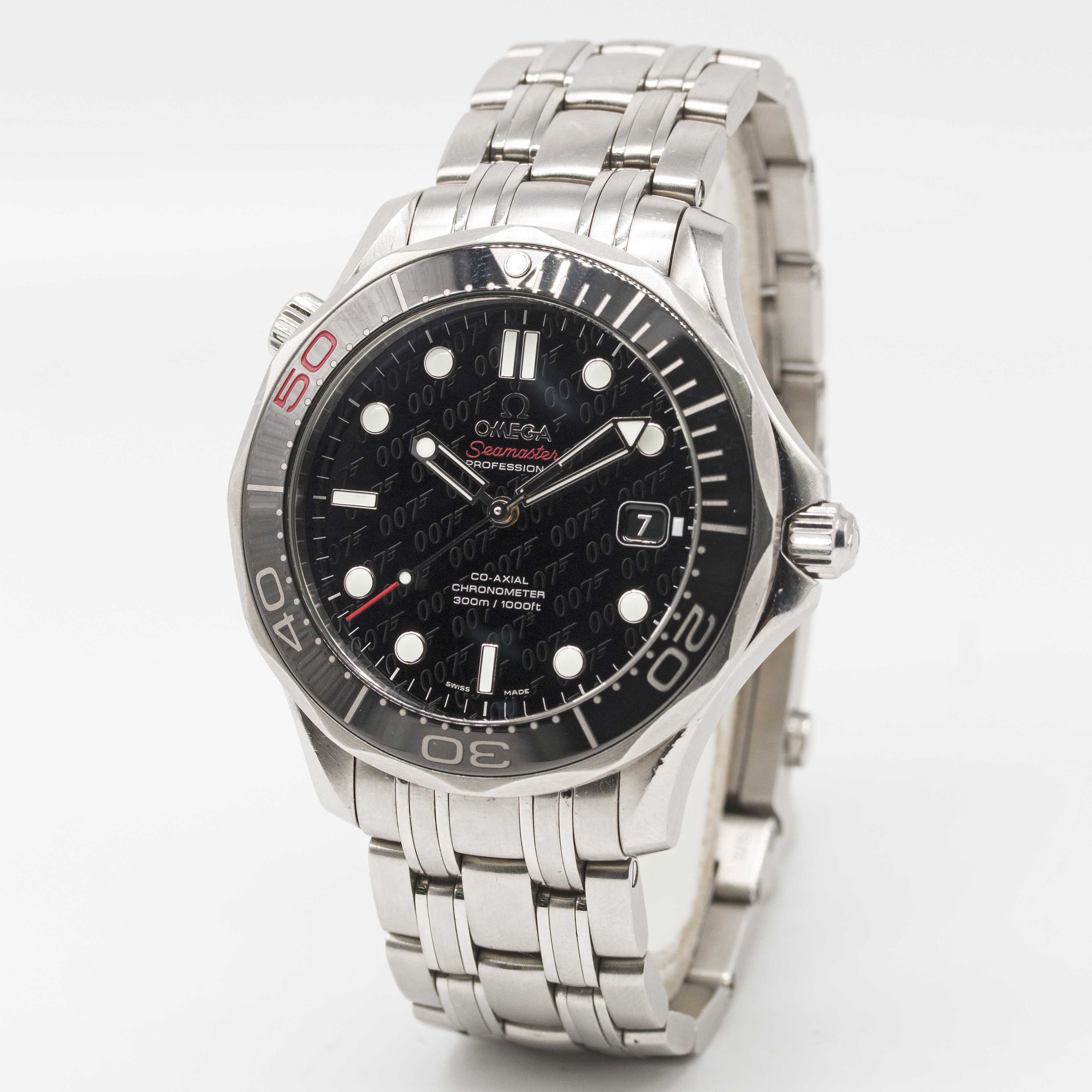 A GENTLEMAN'S STAINLESS STEEL OMEGA SEAMASTER PROFESSIONAL "JAMES BOND" 300M BRACELET WATCH CIRCA - Image 3 of 5