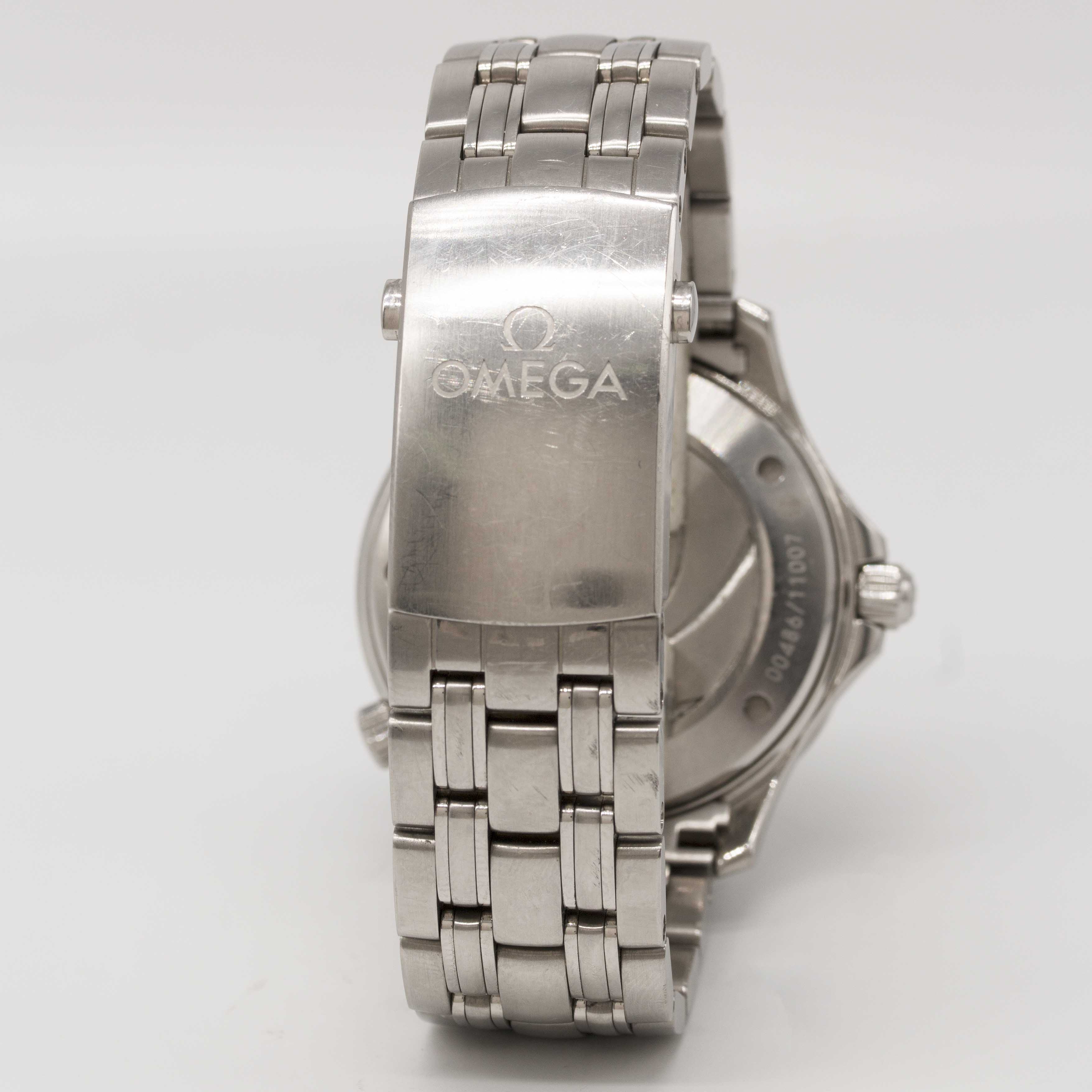 A GENTLEMAN'S STAINLESS STEEL OMEGA SEAMASTER PROFESSIONAL "JAMES BOND" 300M BRACELET WATCH CIRCA - Image 4 of 5