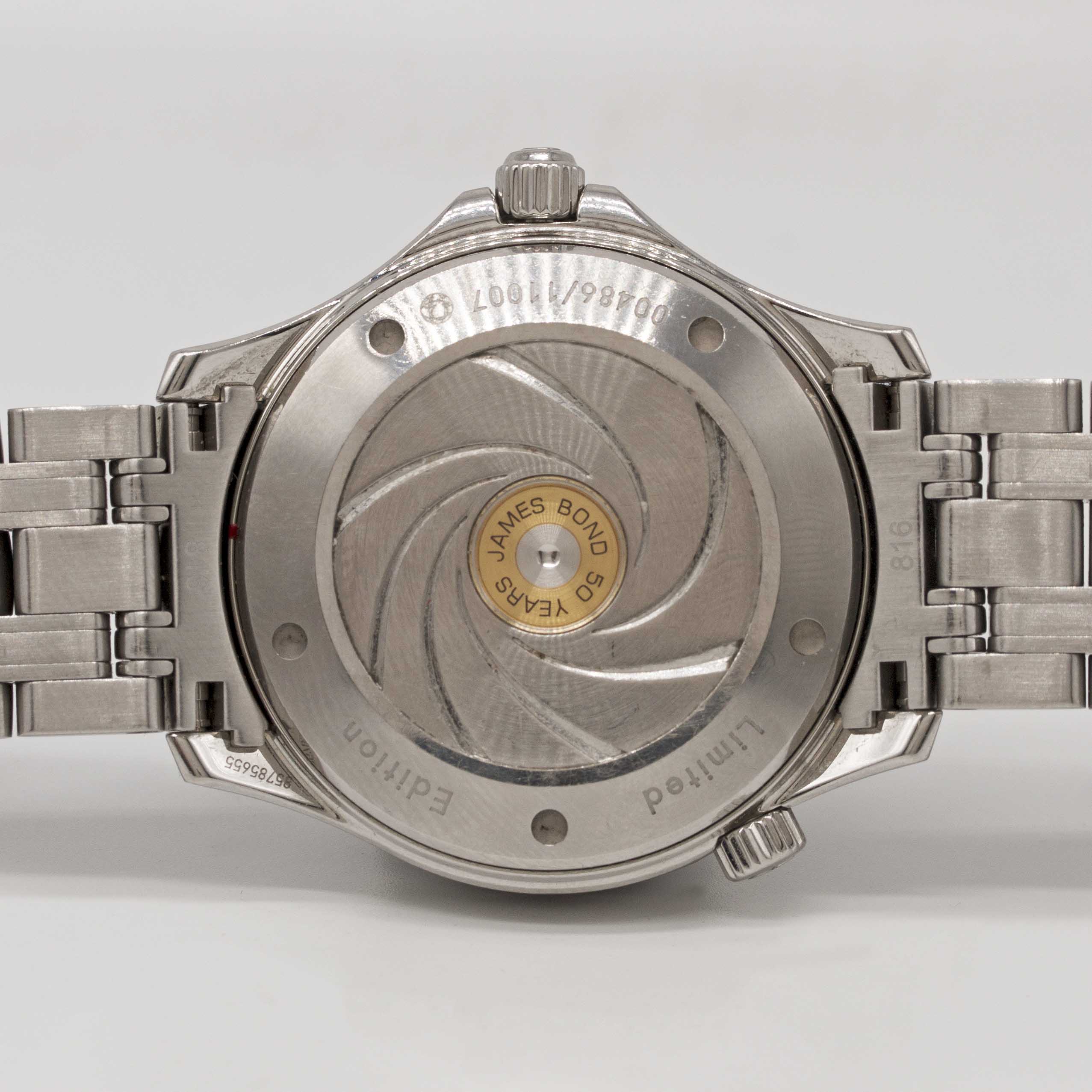 A GENTLEMAN'S STAINLESS STEEL OMEGA SEAMASTER PROFESSIONAL "JAMES BOND" 300M BRACELET WATCH CIRCA - Image 5 of 5