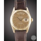 A GENTLEMAN'S 18K SOLID YELLOW GOLD ROLEX OYSTER PERPETUAL DAY DATE WRIST WATCH CIRCA 1974, REF.