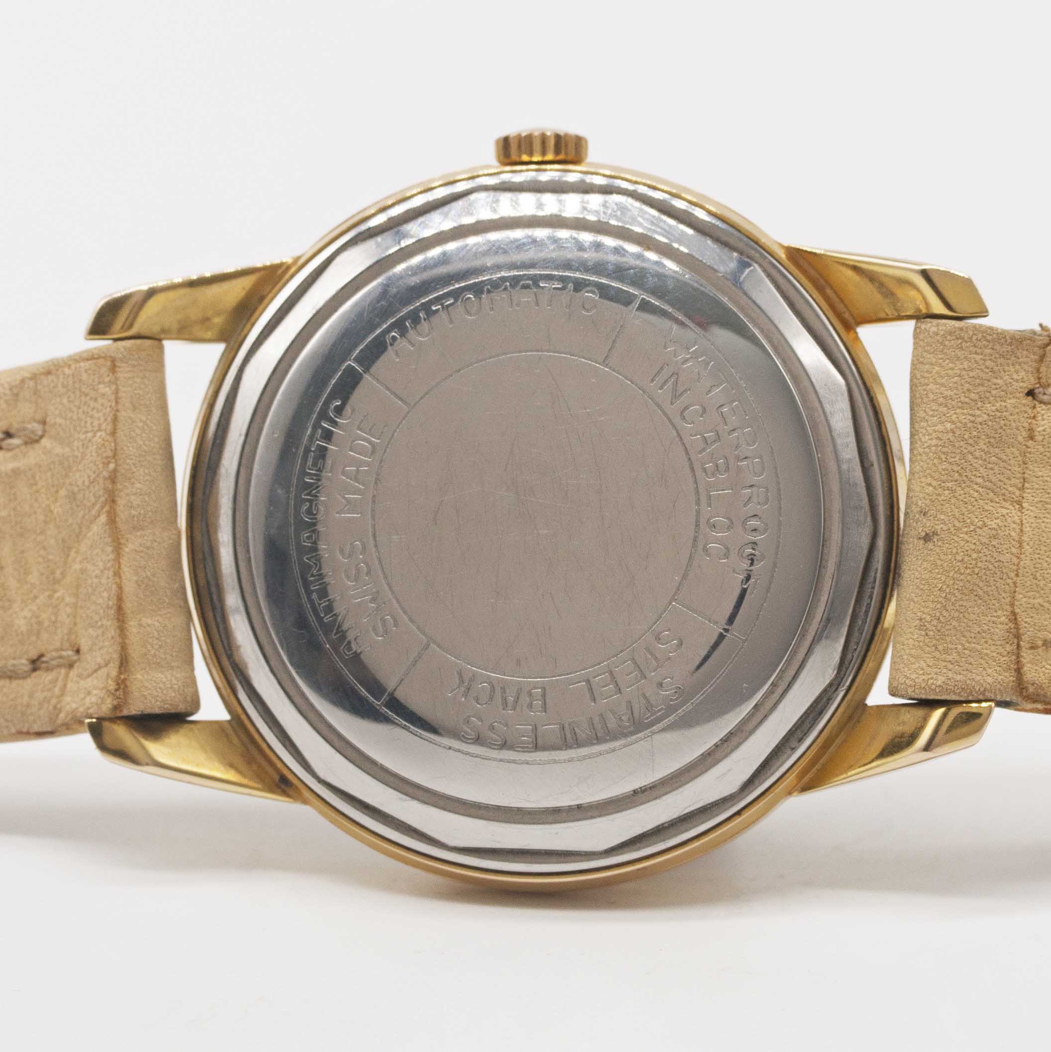 A GENTLEMAN'S "NOS' GOLD PLATED LEMANIA AUTOMATIC WRIST WATCH CIRCA 1950s, TWO TONE SILVER DIAL & - Image 5 of 5