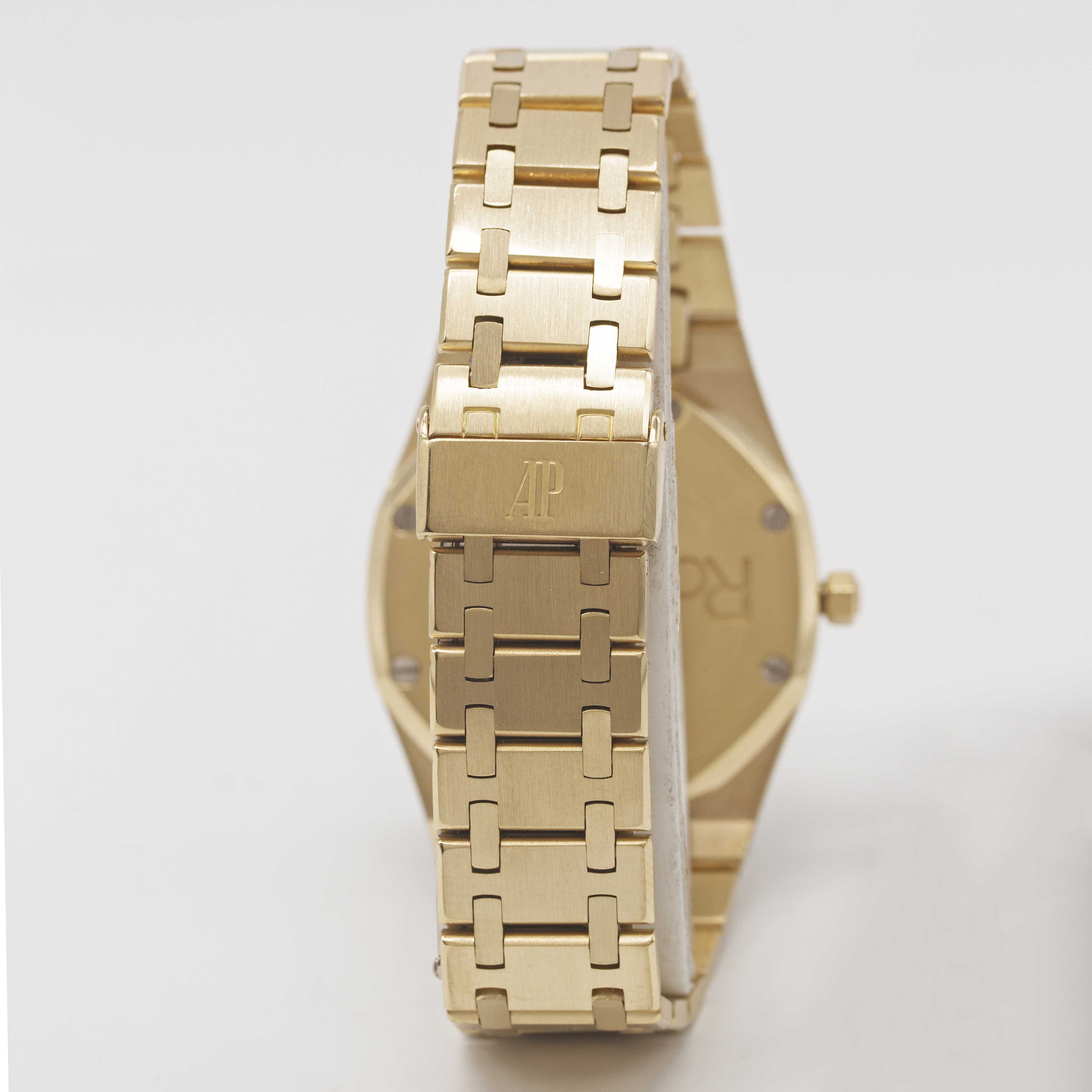 A FINE GENTLEMAN'S 18K SOLID YELLOW GOLD AUDEMARS PIGUET ROYAL OAK AUTOMATIC BRACELET WATCH CIRCA - Image 6 of 12