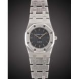 A LADIES STAINLESS STEEL AUDEMARS PIGUET ROYAL OAK BRACELET WATCH CIRCA 1980s, WITH DARK GREY