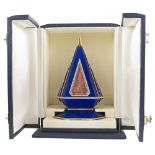 A FINE & RARE LAPIS LAZULI, 18K SOLID GOLD & DIAMOND "PYRAMID" MANTEL CLOCK CIRCA 1980s, WITH FITTED