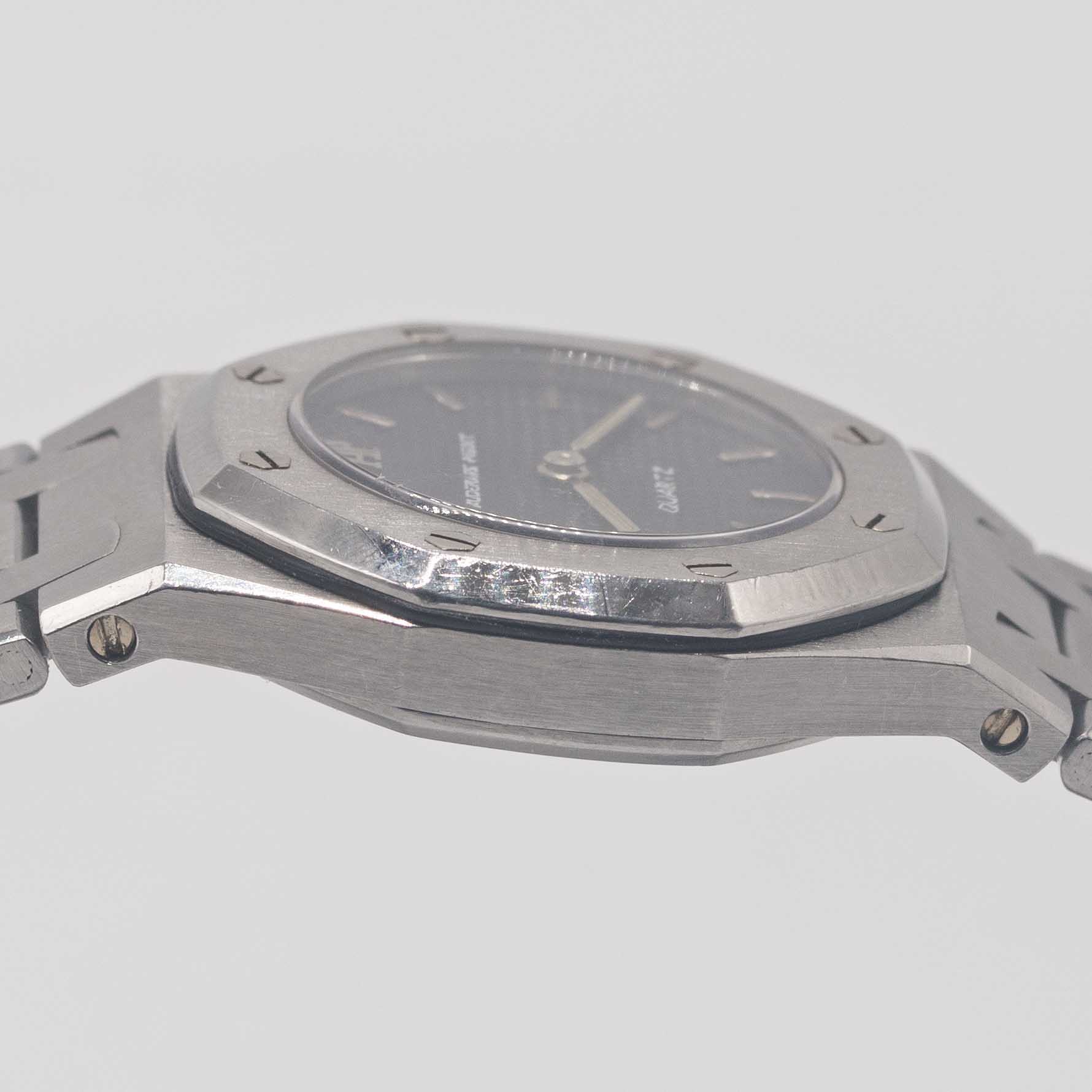 A LADIES STAINLESS STEEL AUDEMARS PIGUET ROYAL OAK BRACELET WATCH CIRCA 1980s, WITH DARK GREY - Image 8 of 8