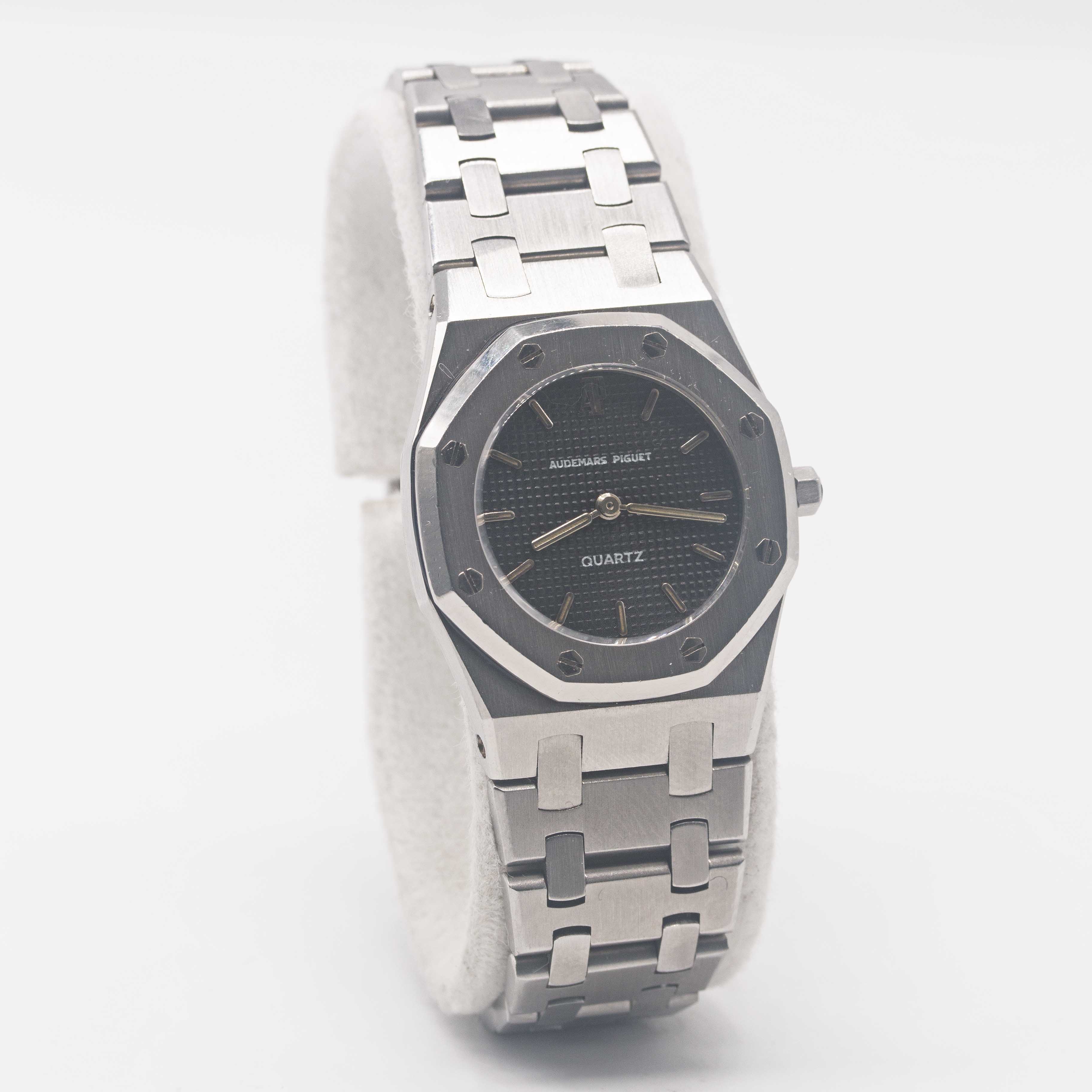 A LADIES STAINLESS STEEL AUDEMARS PIGUET ROYAL OAK BRACELET WATCH CIRCA 1980s, WITH DARK GREY - Image 5 of 8