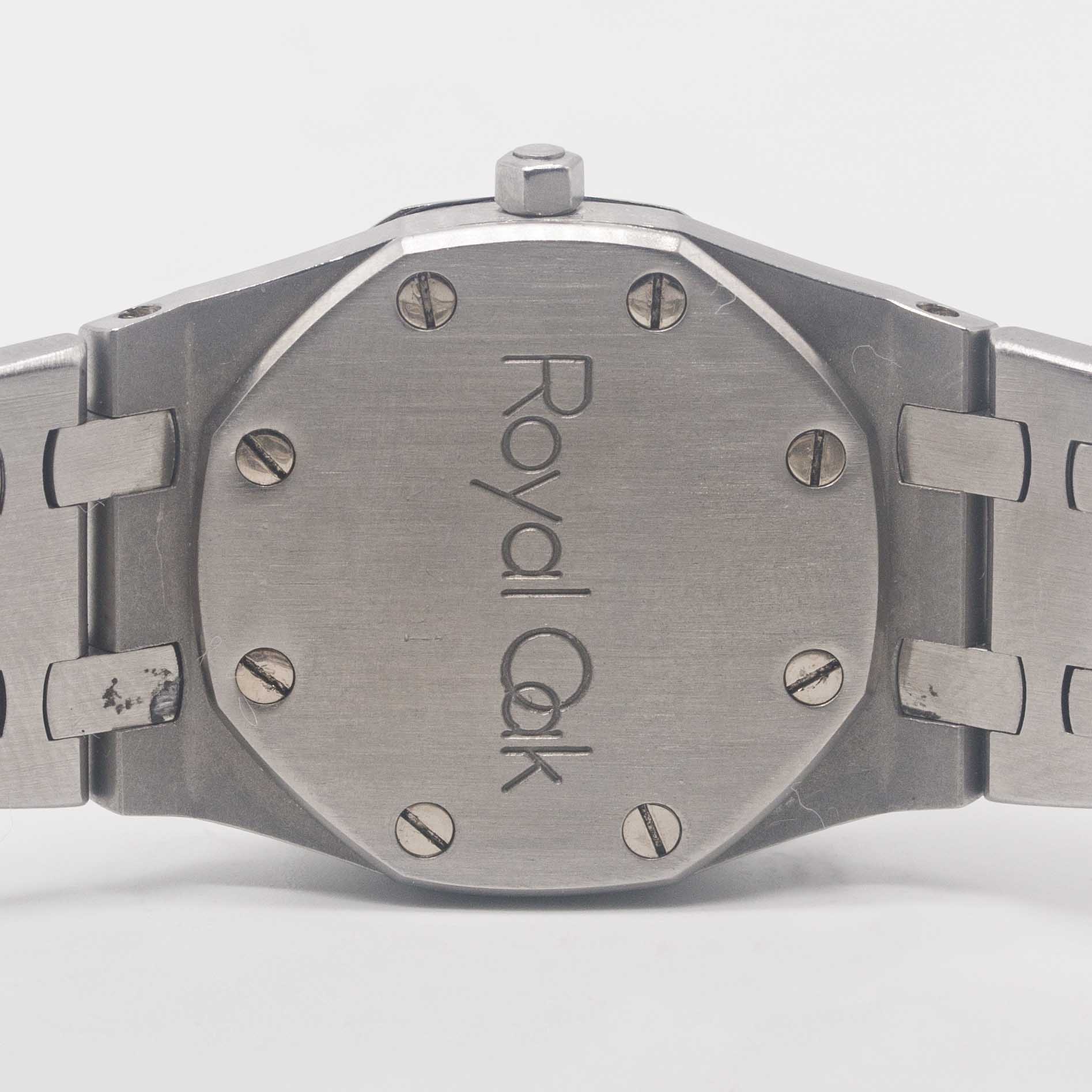 A LADIES STAINLESS STEEL AUDEMARS PIGUET ROYAL OAK BRACELET WATCH CIRCA 1980s, WITH DARK GREY - Image 6 of 8