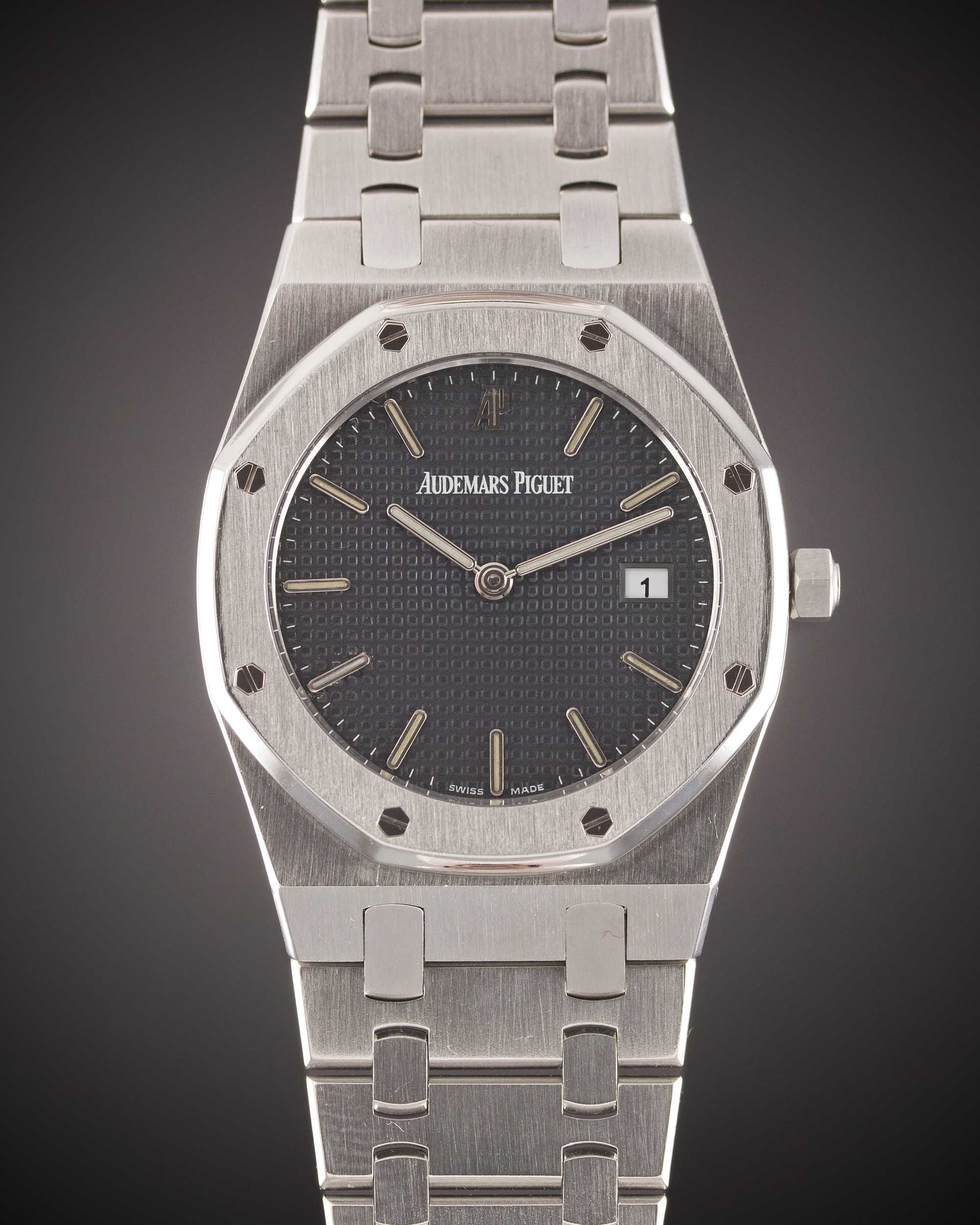 A MID SIZE STAINLESS STEEL AUDEMARS PIGUET ROYAL OAK BRACELET WATCH CIRCA 1990s, REF. 56175ST.OO.