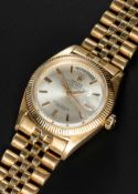 A RARE GENTLEMAN'S 18K SOLID YELLOW GOLD ROLEX OYSTER PERPETUAL DAY DATE BRACELET WATCH CIRCA