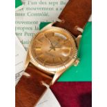 A GENTLEMAN'S 18K SOLID YELLOW GOLD ROLEX OYSTER PERPETUAL DAY DATE WRIST WATCH DATED 1970, REF.