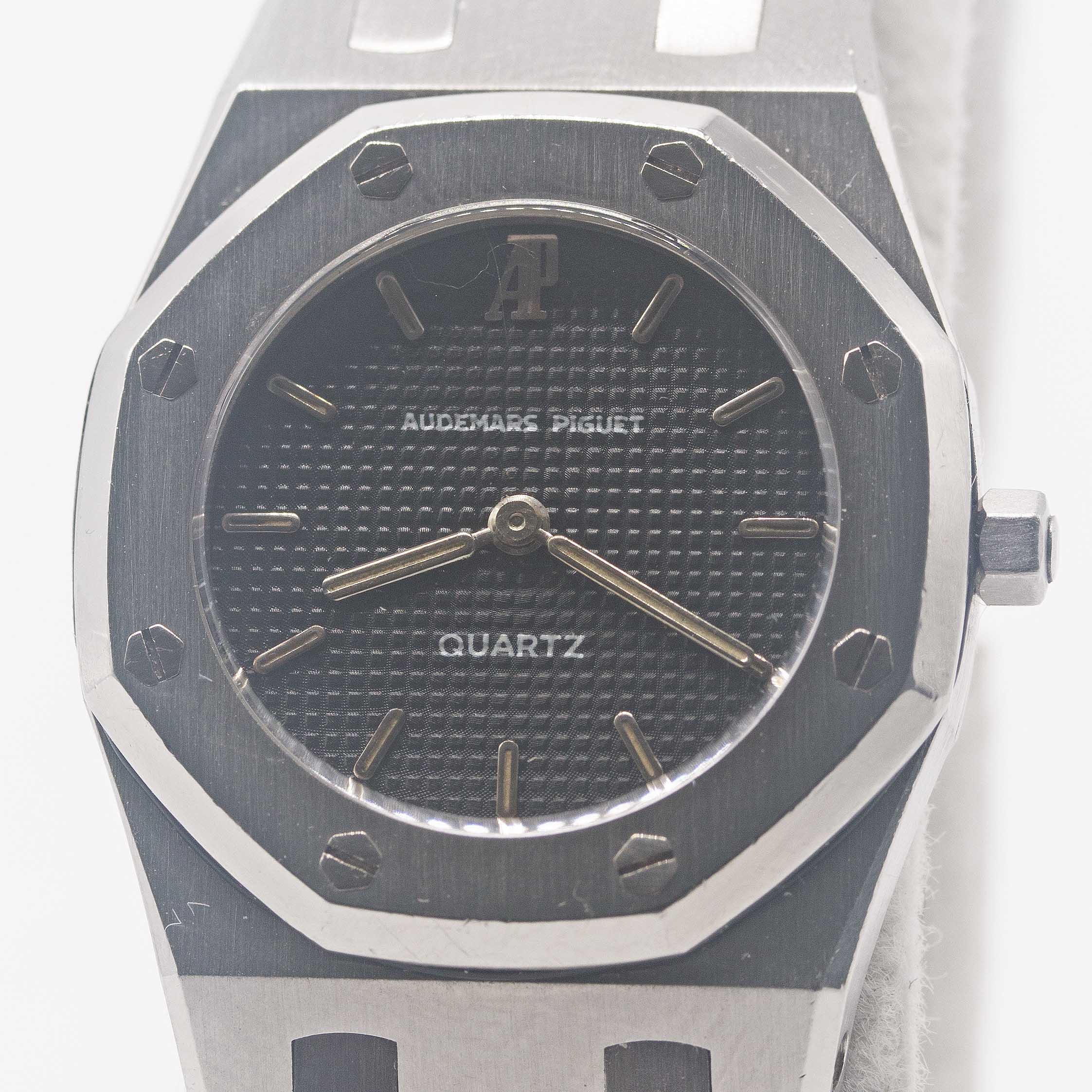 A LADIES STAINLESS STEEL AUDEMARS PIGUET ROYAL OAK BRACELET WATCH CIRCA 1980s, WITH DARK GREY - Image 3 of 8