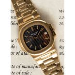 A VERY RARE GENTLEMAN'S 18K SOLID YELLOW GOLD PATEK PHILIPPE NAUTILUS "JUMBO" BRACELET WATCH DATED