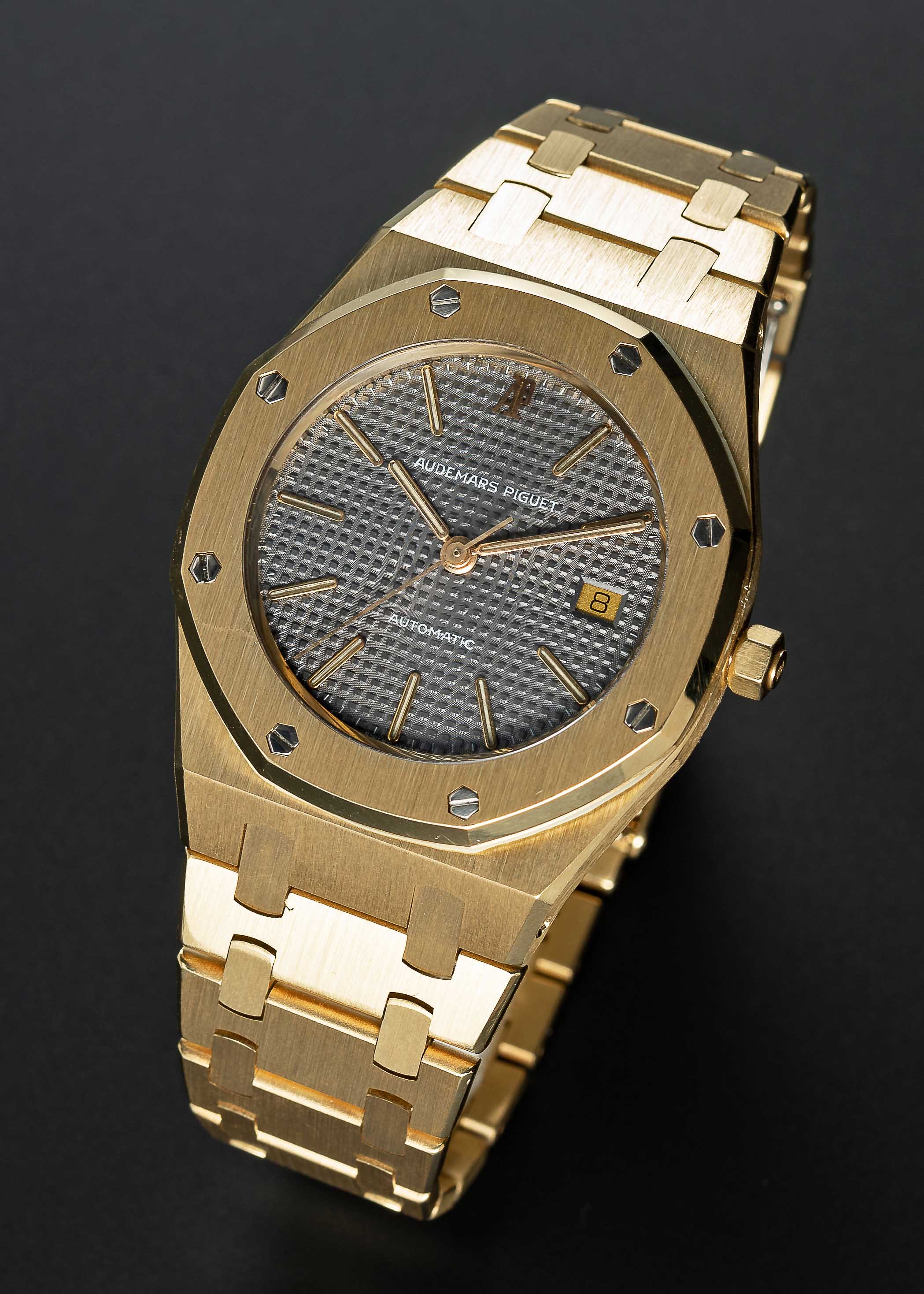 A FINE GENTLEMAN'S 18K SOLID YELLOW GOLD AUDEMARS PIGUET ROYAL OAK AUTOMATIC BRACELET WATCH CIRCA