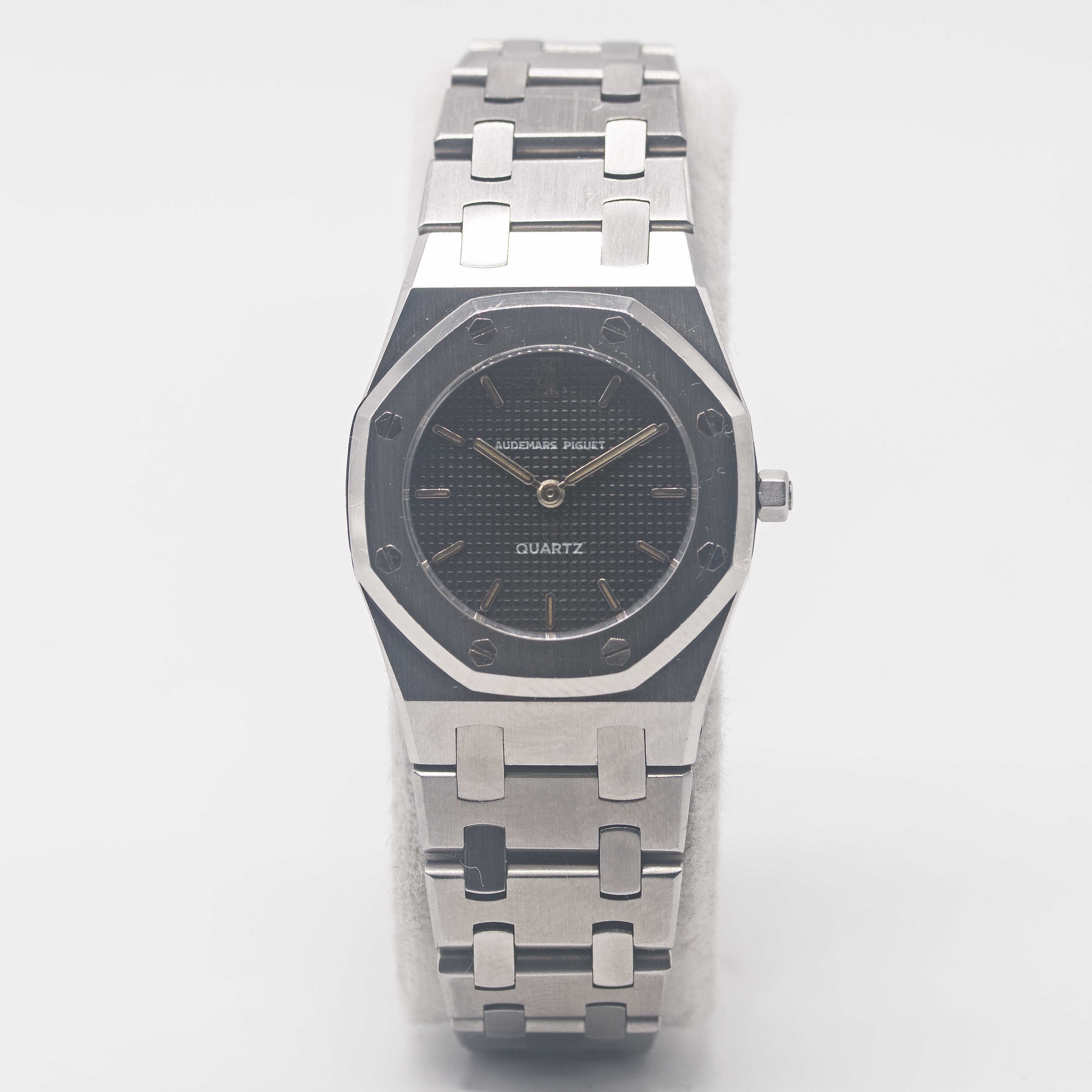 A LADIES STAINLESS STEEL AUDEMARS PIGUET ROYAL OAK BRACELET WATCH CIRCA 1980s, WITH DARK GREY - Image 2 of 8