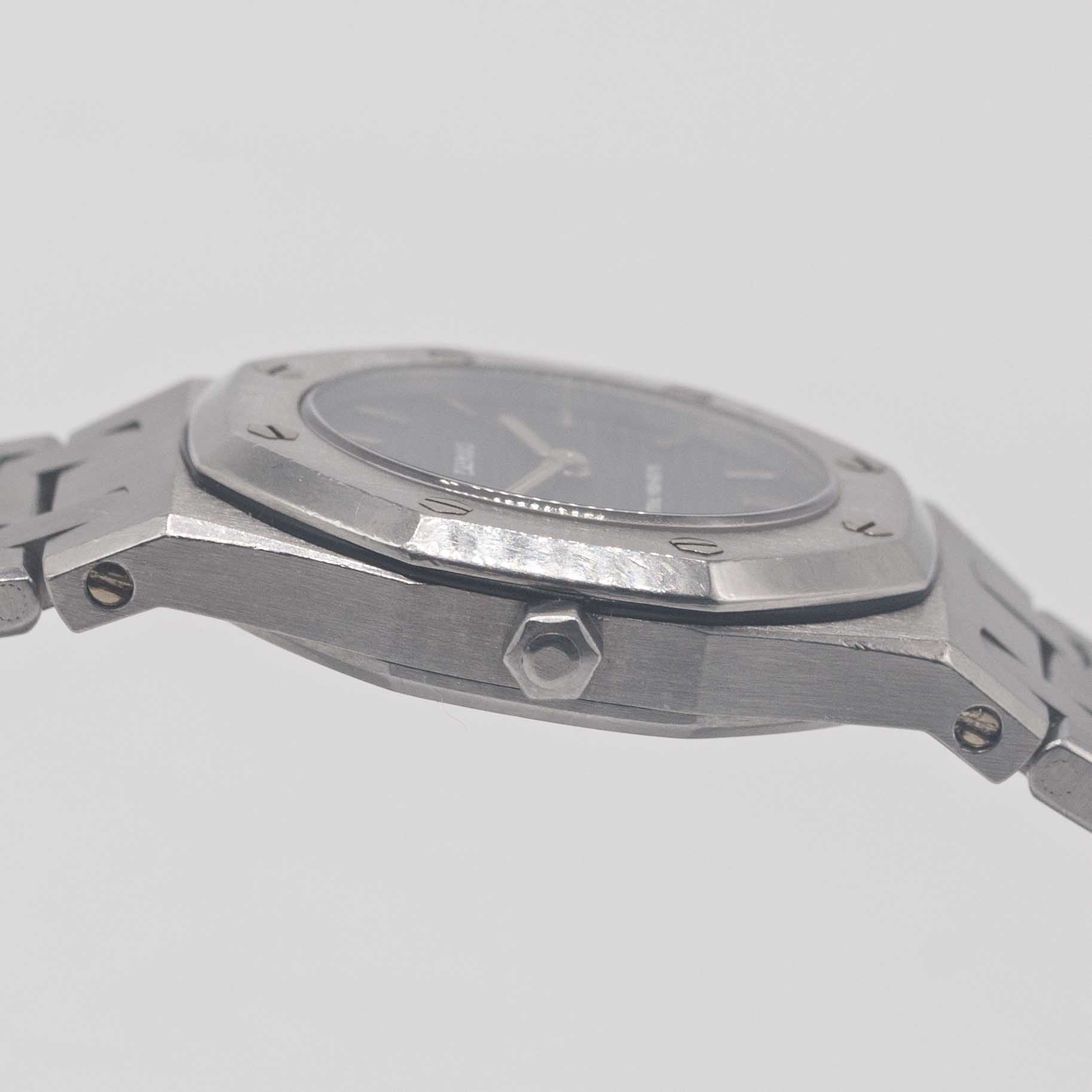 A LADIES STAINLESS STEEL AUDEMARS PIGUET ROYAL OAK BRACELET WATCH CIRCA 1980s, WITH DARK GREY - Image 7 of 8