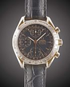 A GENTLEMAN'S 18K SOLID ROSE GOLD OMEGA SPEEDMASTER TRIPLE CALENDAR AUTOMATIC CHRONOGRAPH WRIST