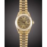 A LADIES 18K SOLID GOLD ROLEX OYSTER PERPETUAL DATEJUST BRACELET WATCH CIRCA 1985, REF. 69178 WITH