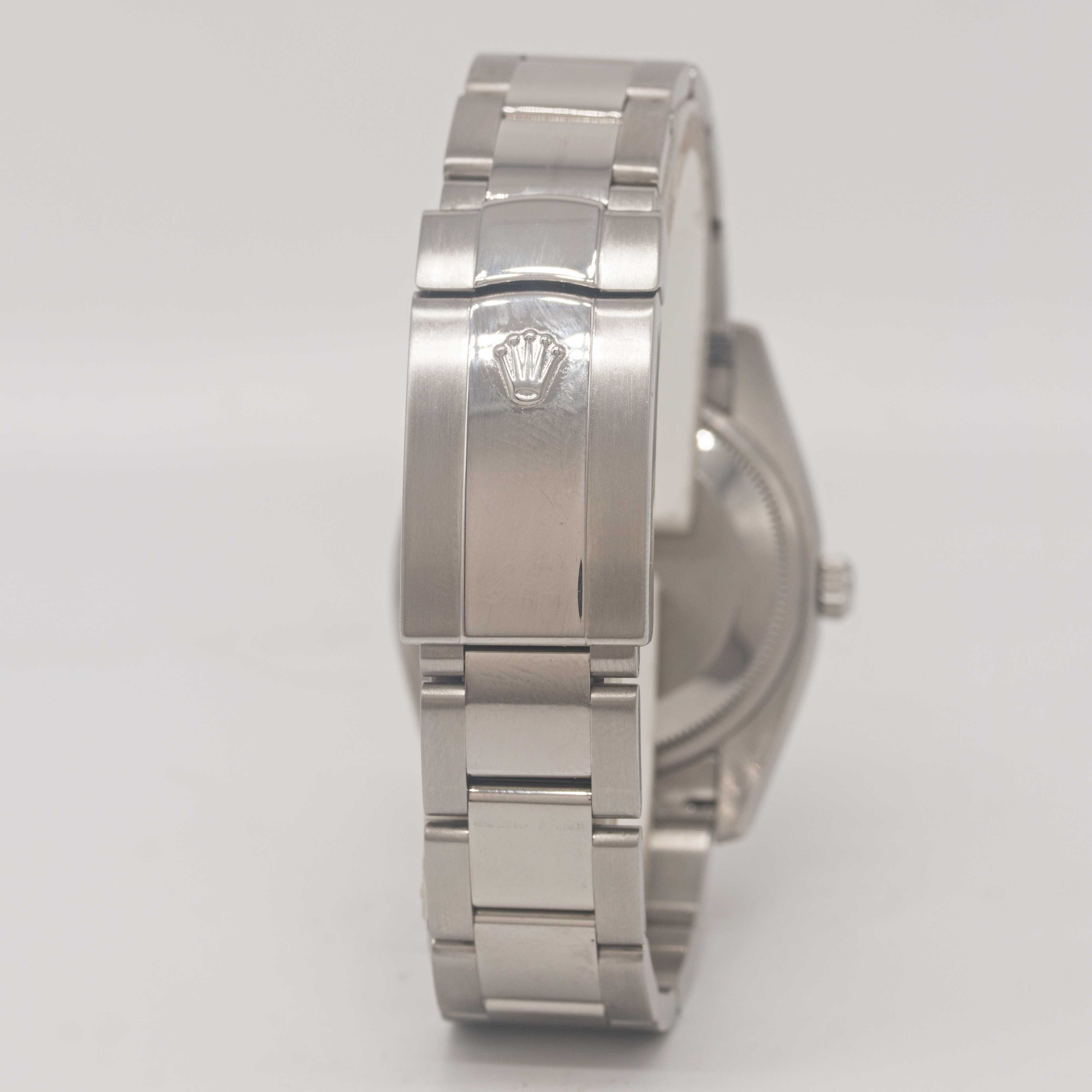 A GENTLEMAN'S SIZE STAINLESS STEEL ROLEX OYSTER PERPETUAL DATE BRACELET WATCH CIRCA 2007, REF. - Image 5 of 6