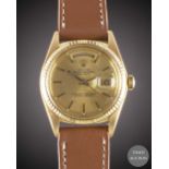 A GENTLEMAN'S 18K SOLID YELLOW GOLD ROLEX OYSTER PERPETUAL DAY DATE WRIST WATCH CIRCA 1974, REF.