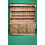 Late 20th century bespoke made light oak Georgian style dresser having four shelf plate rack with