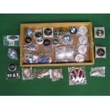 Box of assorted modern bonnet badges, wheel trim centres etc for BMW, Porsche, Ford, VW, Land Rover,