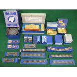 Hornby Dublo accessories,