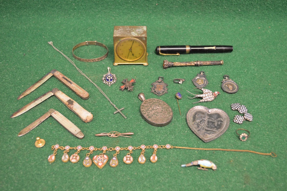 Quantity of silver items and jewellery to include: silver bladed fruit knives, mosaic necklace,