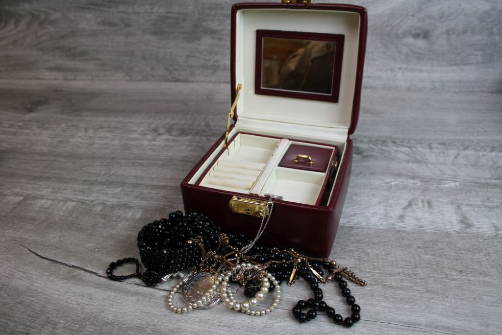 Small collection of jewellery to include a Victorian gold plated guard chain, trombone and belcher
