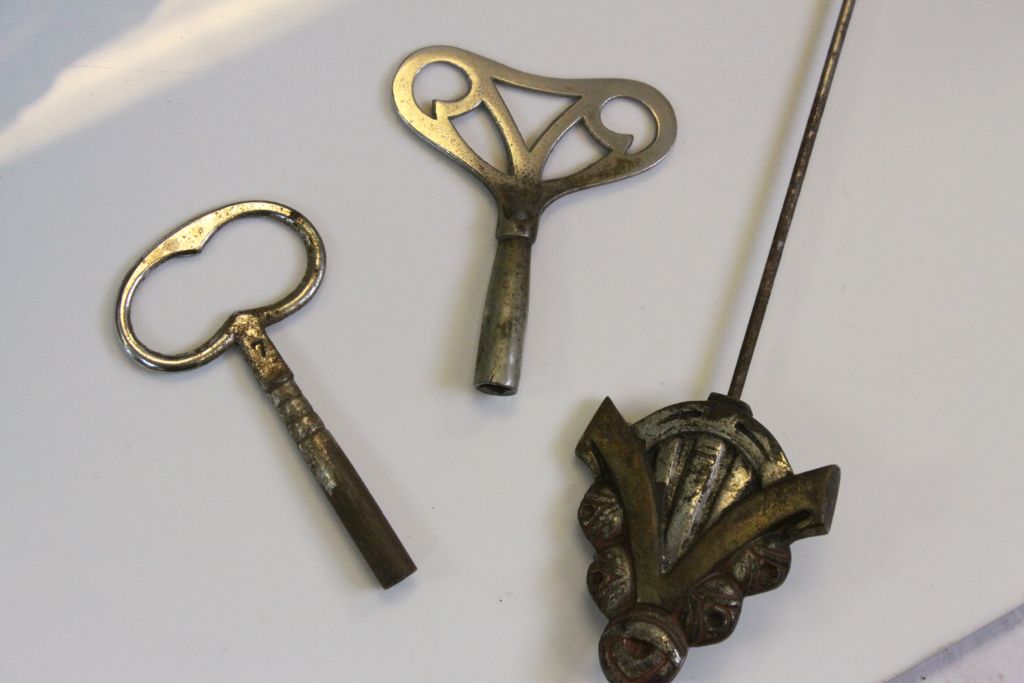 French Art Deco Marble & Brass Mantle clock with Garnitures, pendulum & keys - Image 3 of 7