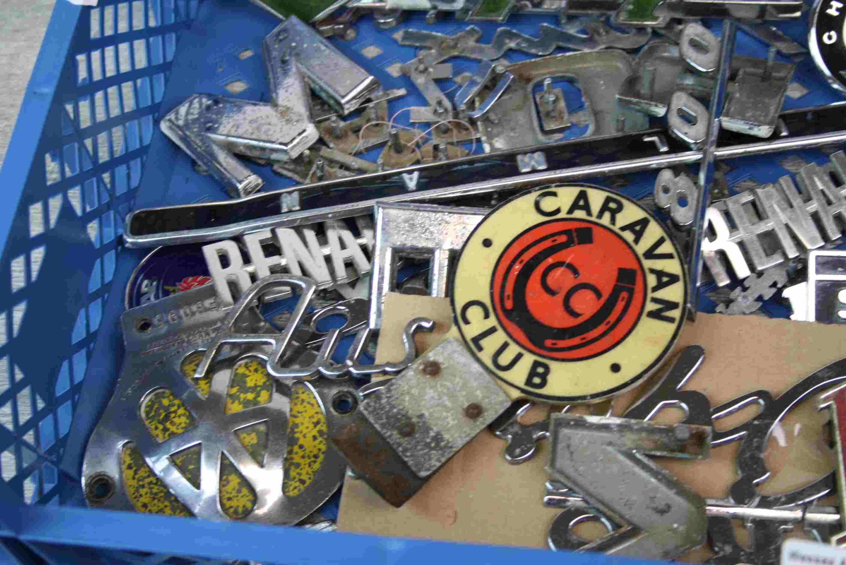 Collection of vintage car badges to include Renault, Morris, AA, Caravan Club, Chamois, Saab etc - Image 3 of 5