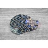 Lea Stein style Gomina sleeping cat brooch, silver, black and blue colourway, dimensions