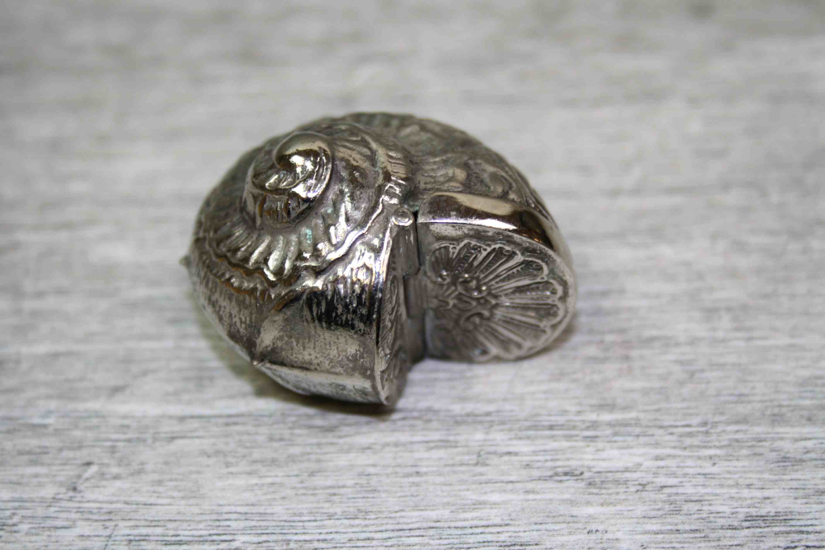 A Silver Plated Vesta case in the form of a Snail - Image 3 of 5