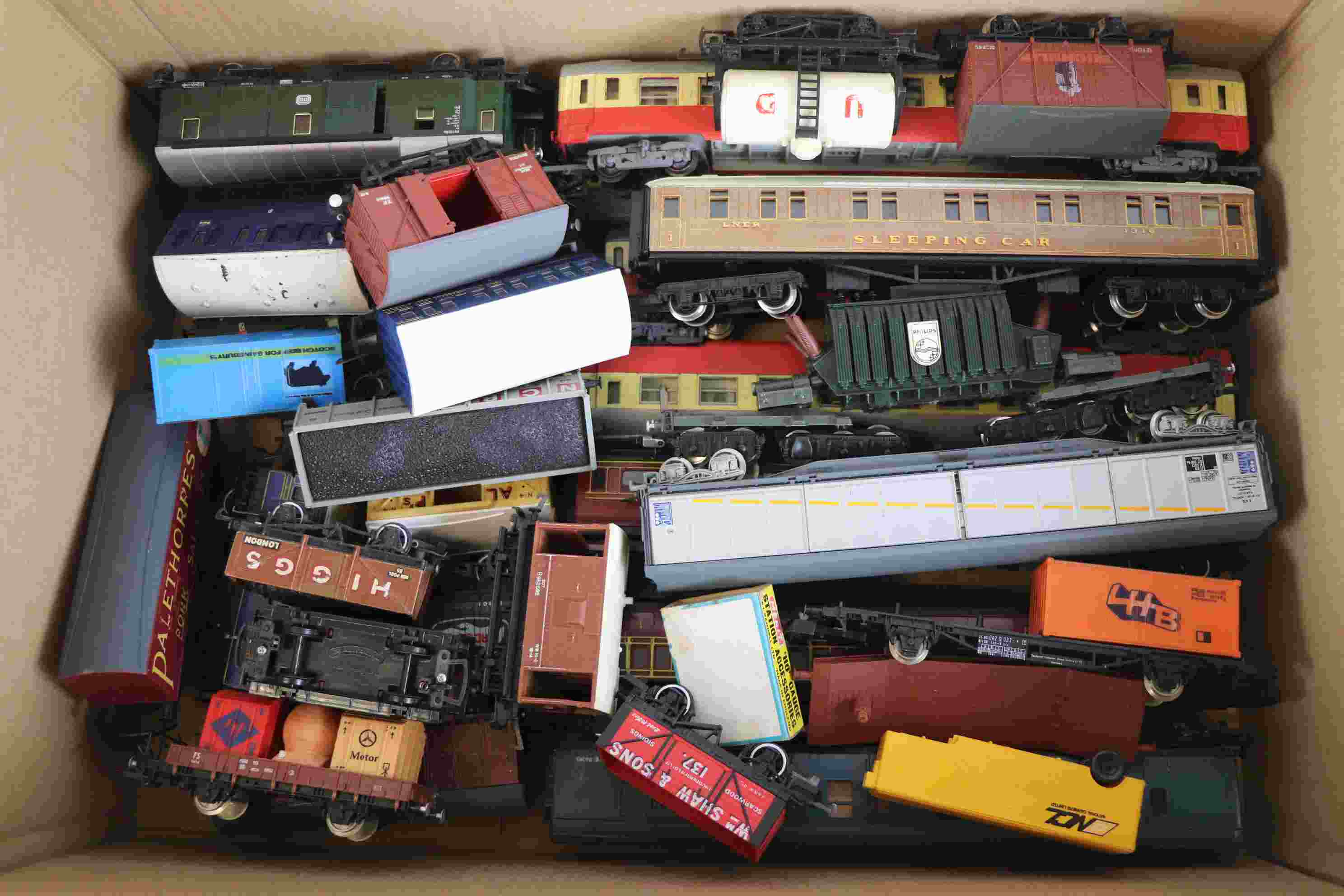 Collection of 30 OO gauge items of rolling stock to include coaches and wagons featuring Hornby, - Image 7 of 7