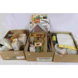 Quantity of OO gauge model railway accessories to include 21 x bagged trackside building kits,