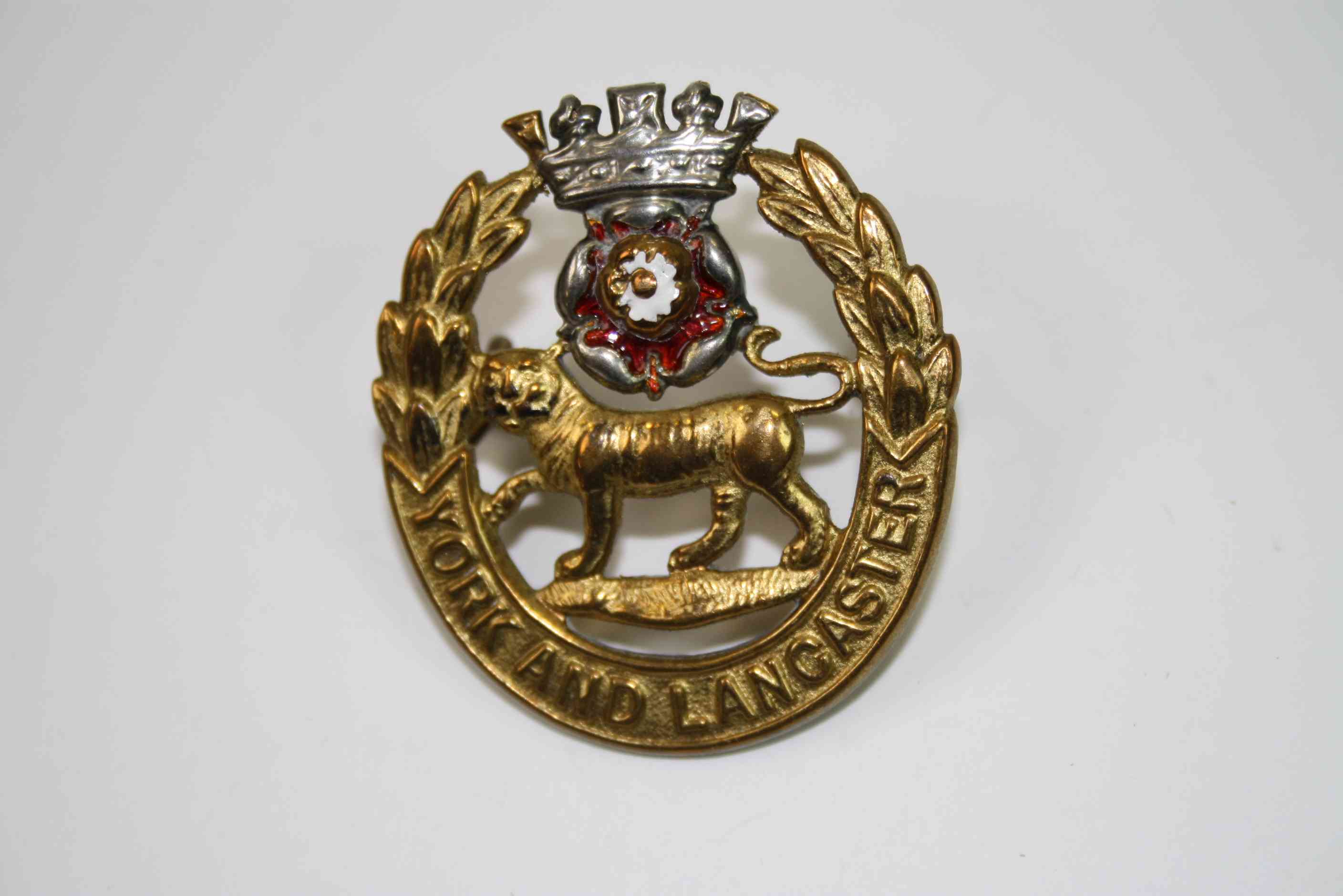 A York And Lancaster Regiment Officer's Cap Badge. Die-cast gilt Metal With Applied Silvered Coronet - Image 2 of 3