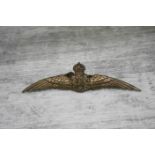 Royal Flying Corp WWI brass wings cap badge with Kings Crown, length approximately 9cm