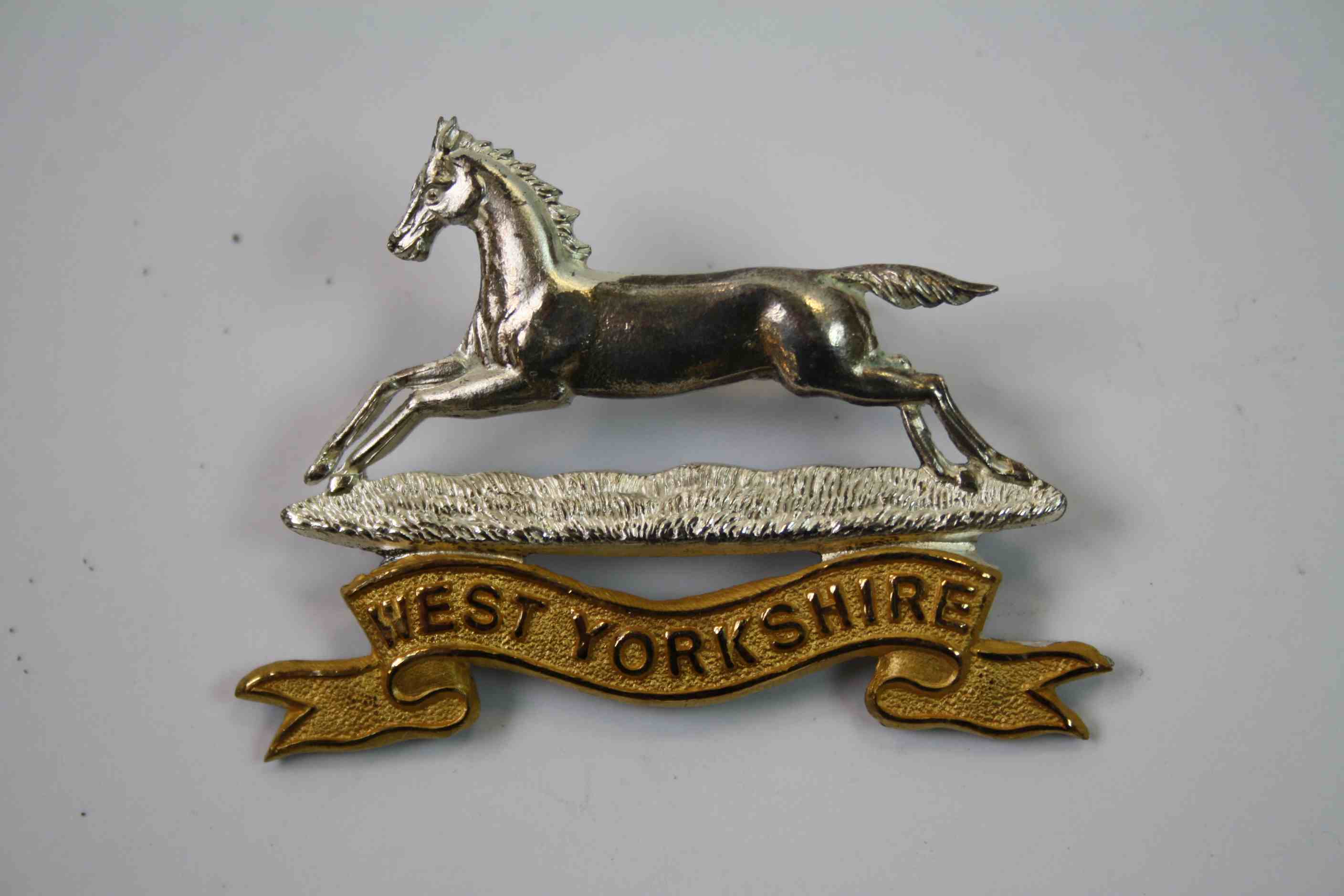 A West Yorkshire Regiment Officers Silver Gilt Plated Cap Badge With Rear Lug Fixings And Maker Mark - Image 2 of 5